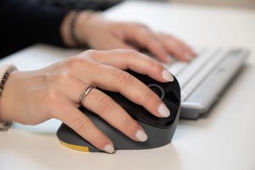 BakkerElkhuizen PRF Mouse Wireless Dark Grey – Ergonomische Vertikale Funkmaus mit 1600 DPI & USB-A/USB-C Adapter