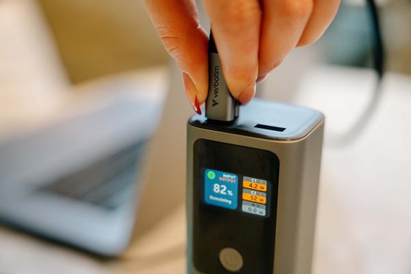 Verbatim Charge 'n' Go Powerbank 27.000 mAh metall-grau