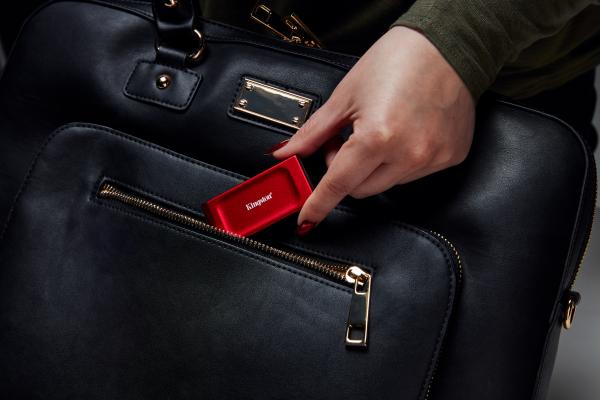 2TB Kingston XS1000 USB 3.2 Gen2 Red