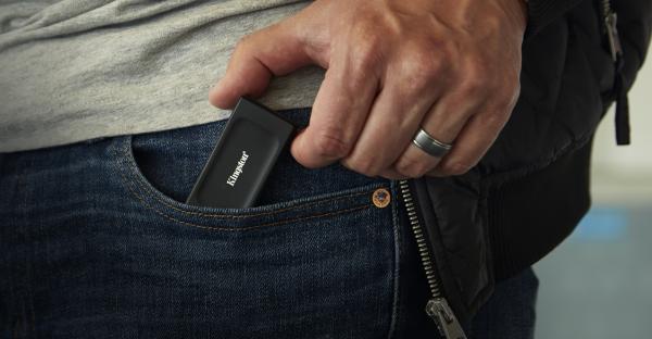 2TB Kingston XS1000 USB 3.2 Gen2 Black