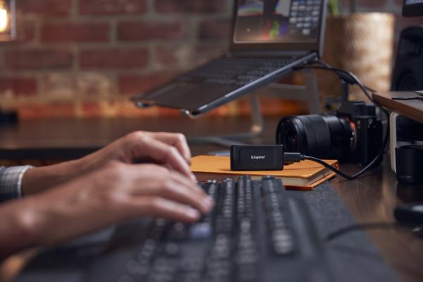 2TB Kingston XS1000 USB 3.2 Gen2 Black